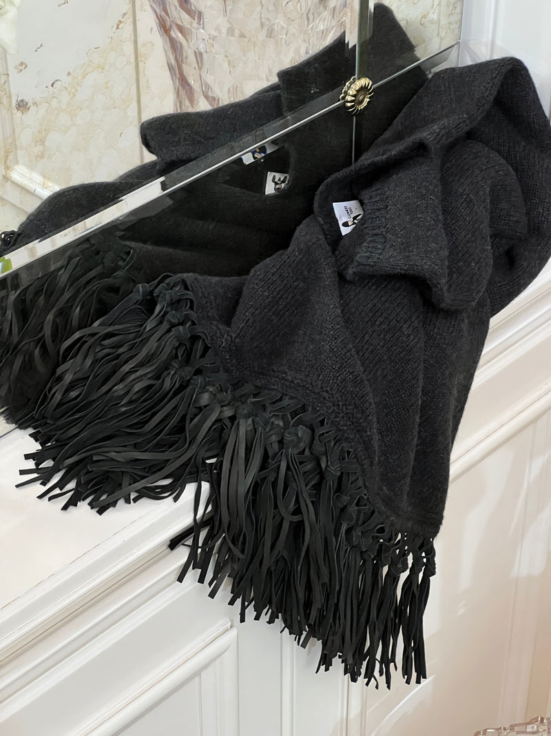 PONCHO CON FRANGE SCAMOSCIATE CARBONE | 100% CASHMERE