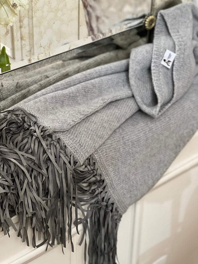 PONCHO CON FRANGE GRIGIO PERLA MEDIO | 100% CASHMERE