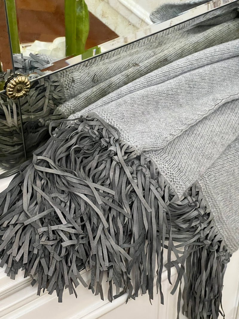 PONCHO CON FRANGE GRIGIO PERLA MEDIO | 100% CASHMERE